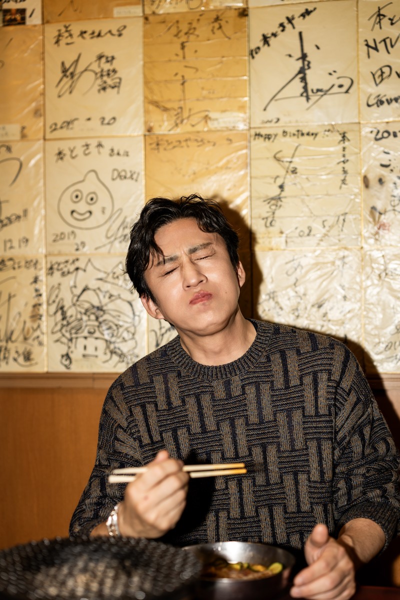 「くぅ〜!」とこの表情。幸四郎さん、冷麺を食べきって満腹、大満足。「浅草にはパワースポットがたくさんありますが、焼肉でスタミナをつけるならここですね。今度はタンとハラミも食べにこなくちゃ!」