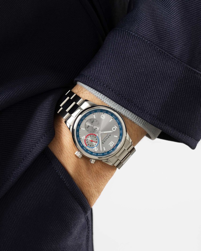 巧みに整理された文字盤デザインと薄型ケースにより、キレイめなスタイルとも好相性。