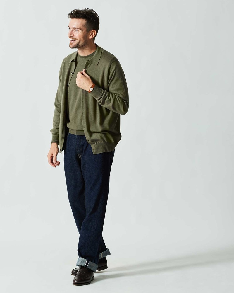 時計201万9600円／カルティエ（カルティエ カスタマーサービスセンター）、ニットシャツ6万2700円、クルーニット5万600円／ともにジョン スメドレー（リーミルズ エージェンシー）、デニム3万580円／フルカウント、シューズ26万9500円／ジョンロブ（ジョン ロブ ジャパン）