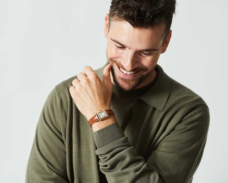 時計201万9600円／カルティエ（カルティエ カスタマーサービスセンター）、ニットシャツ6万2700円、クルーニット5万600円／ともにジョン スメドレー（リーミルズ エージェンシー）、デニム3万580円／フルカウント、シューズ26万9500円／ジョンロブ（ジョン ロブ ジャパン）