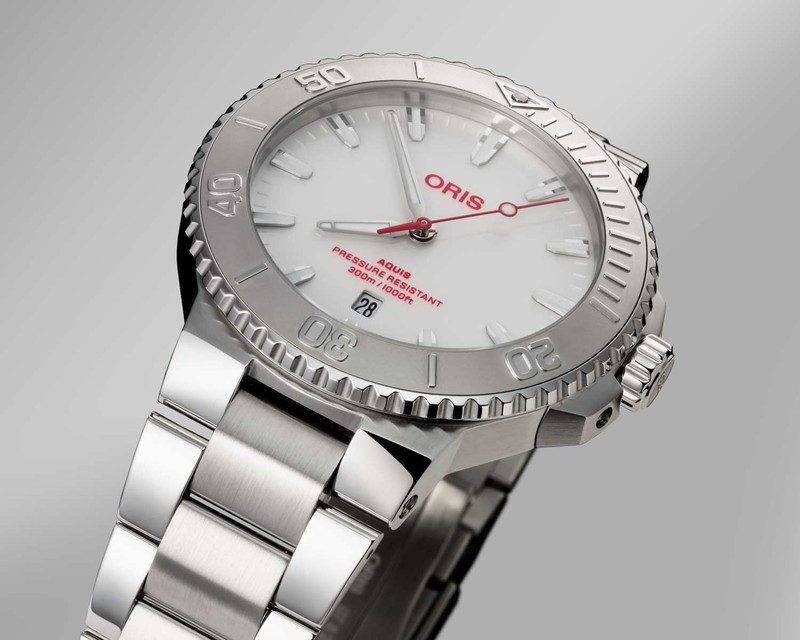 「アクイス ジャパン リミテッド エディション」自動巻き、SSケース（43.5mm）×ブレスレット（クイックチェンジのラバーストラップが付属）。30気圧防水。日本限定100本。49万5000円／オリス