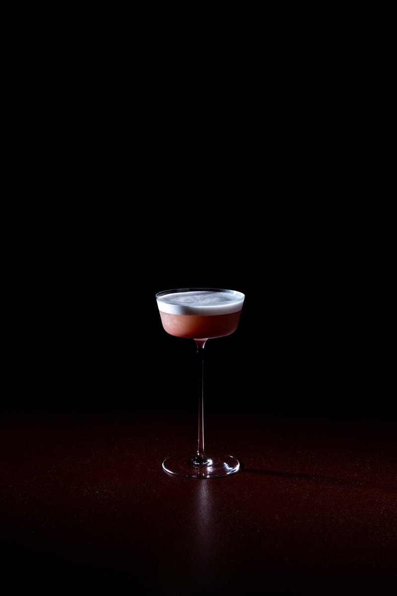 カクテル「Mizu Yokan」（2000円）は、小豆と米麹を用いてグラスの中に液体の水羊羹を表現。