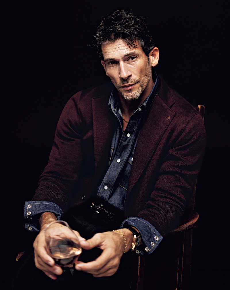 ジャケット12万3200円／タリアトーレ（トレメッツォ）、シャツ3万9600円／ブライスランズ（ブライスランズ&コー）、パンツ7万1500円／ラルディーニ（トヨダトレーディング プレスルーム）、