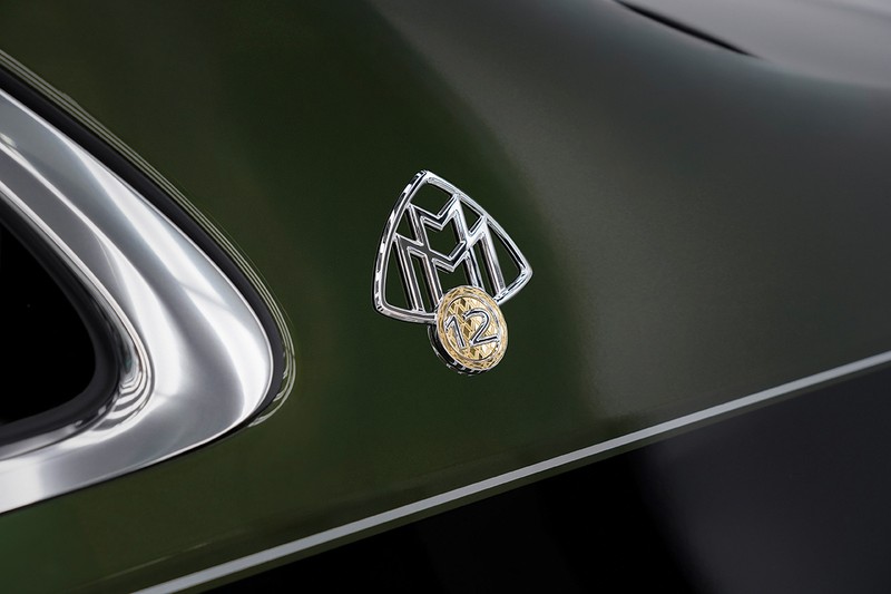 Ｃピラーに配された限定車V12エディション専用のエンブレム。メダル部分は24金製。