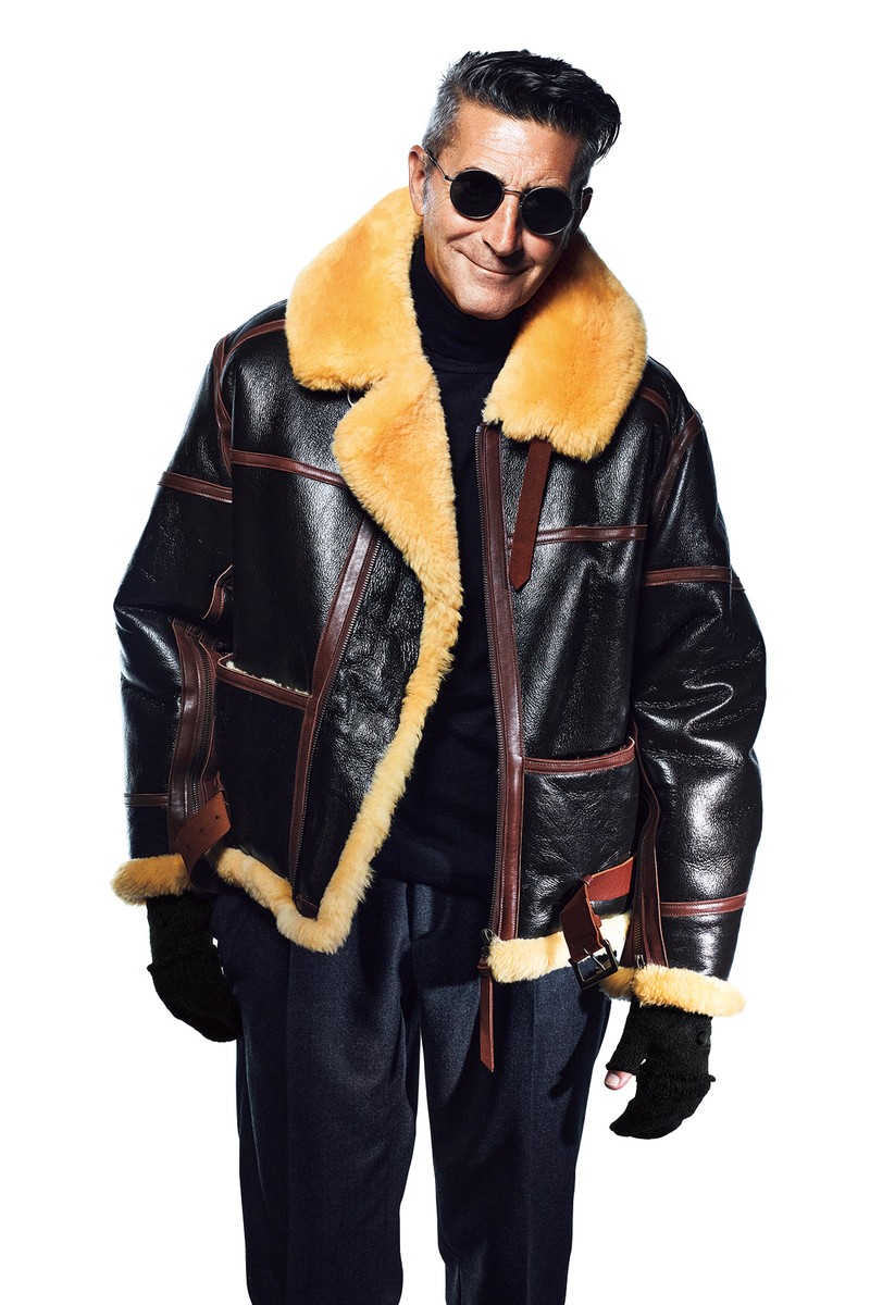 ニット7万9200円／リヴォラ、パンツ20万6800円／ブリオーニ、サングラス3万8500円／ウェイティング フォー ザ サン、グローブ1万3200円／アップステイト ストック（すべて買えるLEON）