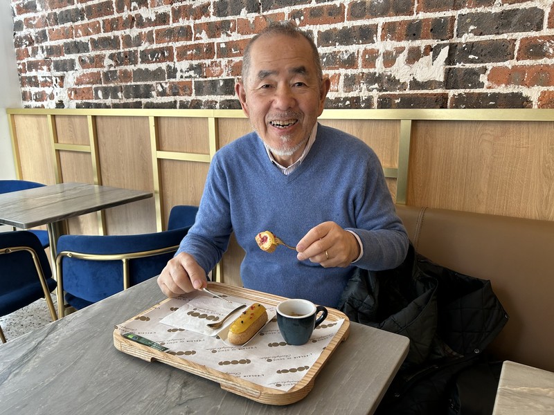 ラーメン革命！  山本益博　 「L'Éclair de genie」でエクレアをいただく筆者。
