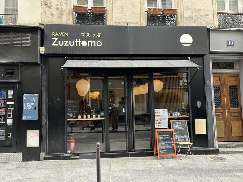 「Zuzuttomo」の店頭。