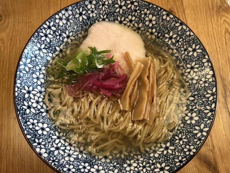  「Zuzuttomo」の醤油ラーメン。