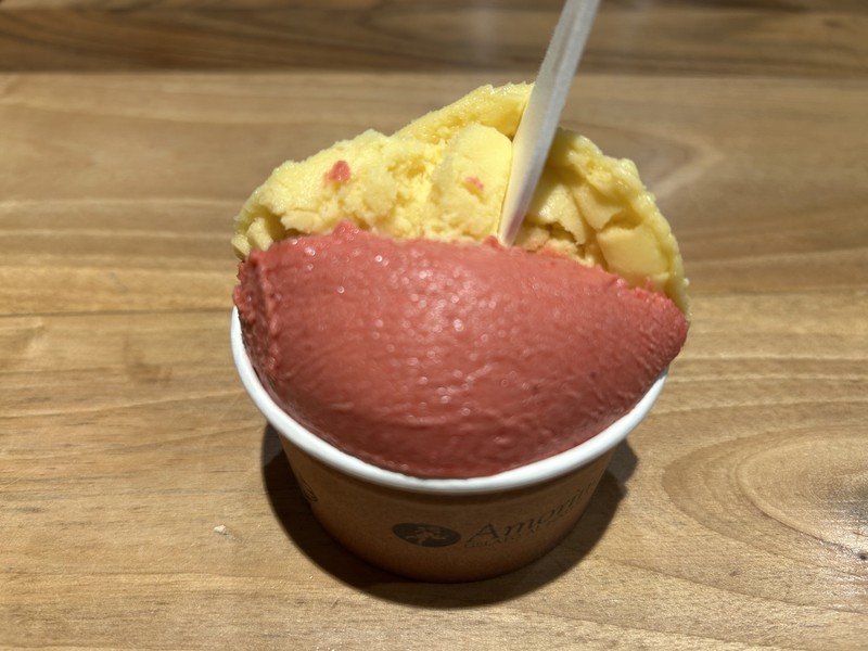  「ソルベフランボワーズ」と「ソルベパッションフルーツ」をダブルで。