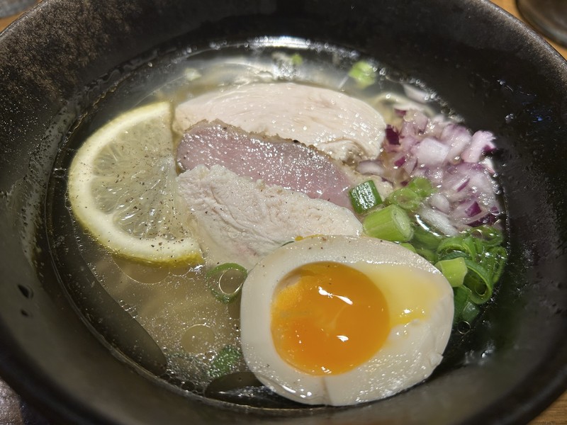  「龍旗信（Ryukishin）」の「清湯ラーメン」。