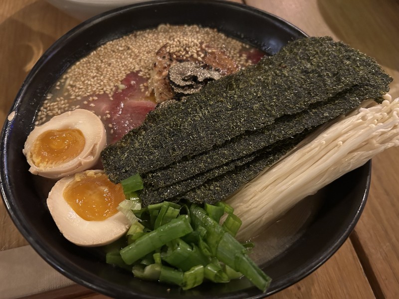  こちらが「フォアグラ、トリュフ入り」のシグネチャーラーメンなのだけれど……。