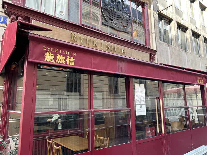  「龍旗信」の店頭。