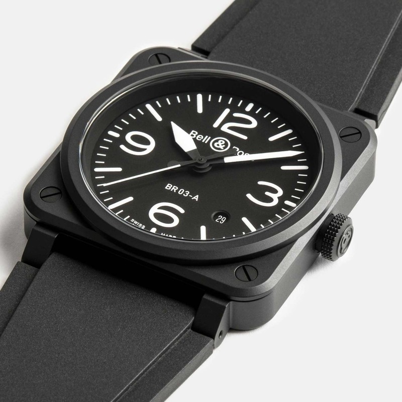 航空の世界にインスパイアされた「BR-03」はベル＆ロスの基幹コレクション。外装にハイテクセラミック素材を用いるとともに、ケースよりも一段高いベゼルによって、過酷な環境から時計を守ります。「BR-03 ブラック マット」自動巻き、セラミックケース（41mm）、100m防水。61万6000円／ベル＆ロス