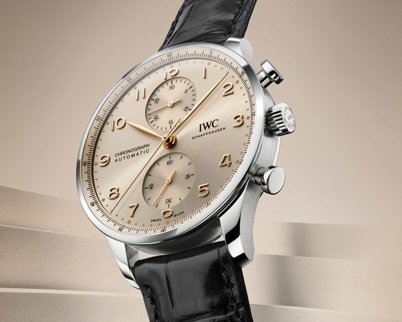 IWCの名作「ポルトギーゼ」がクロノグラフながらドレッシーな印象を与えるのはスリムなベゼルのおかげ。ベゼルは時計の印象を大きく左右するのです。「ポルトギーゼ・クロノグラフ」自動巻き、SSケース（41mm）、アリゲーターストラップ。128万7000円／IWC