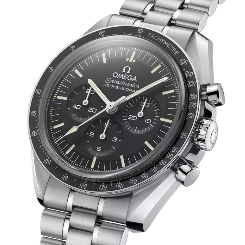 “ムーンウォッチ”として知られる「スピードマスターのベゼルにもタキメータースケールがついています。「スピードマスター ムーンウォッチ プロフェッショナル」手巻き、SSケース（42mm）×ブレスレット。127万6000円／オメガ