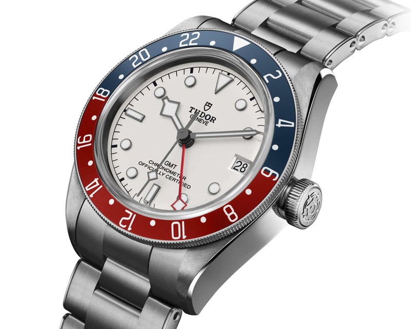 昼夜で色を変えた24時間目盛り入りのベゼルとGMT針によって第二時間帯を知ることができます。「ブラックベイ GMT」自動巻き、SSケース（41mm）×ブレスレット。200m防水。66万5500円／チューダー