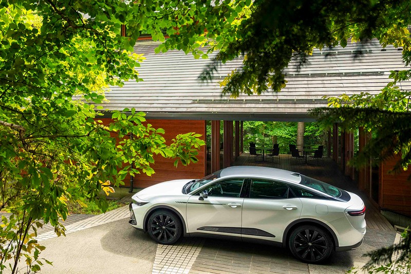 「星のや富士」　クラウン「CROSSOVER RS “THE 70th”」