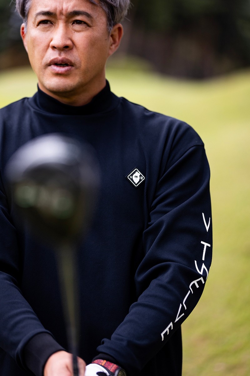 五十嵐亮太　モックネックシャツ2万2000円、パンツ2万9700円／V12（V12 カスタマーセンター）