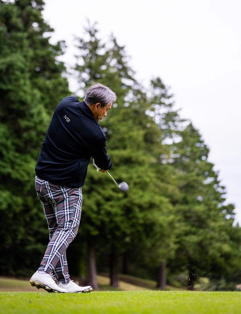 五十嵐亮太　「ザ・ゴルフクラブ竜ヶ崎」　モックネックシャツ2万2000円、パンツ2万9700円／V12（V12 カスタマーセンター）