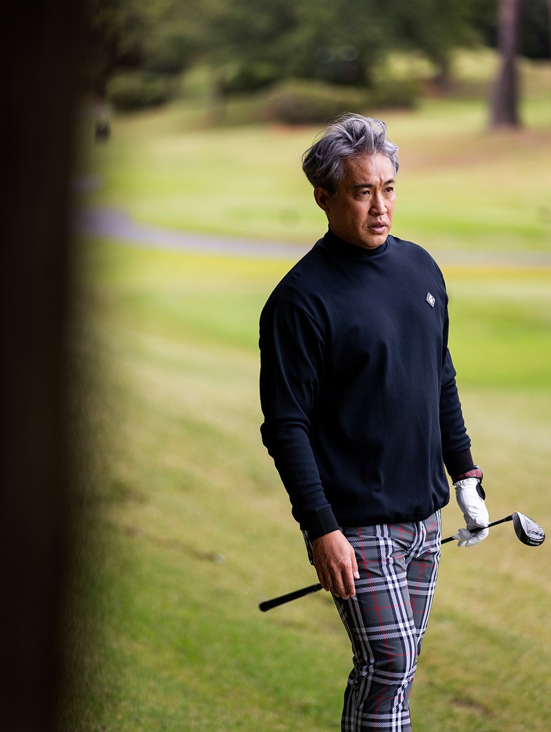 五十嵐亮太　「ザ・ゴルフクラブ竜ヶ崎」　モックネックシャツ2万2000円、パンツ2万9700円／V12（V12 カスタマーセンター）