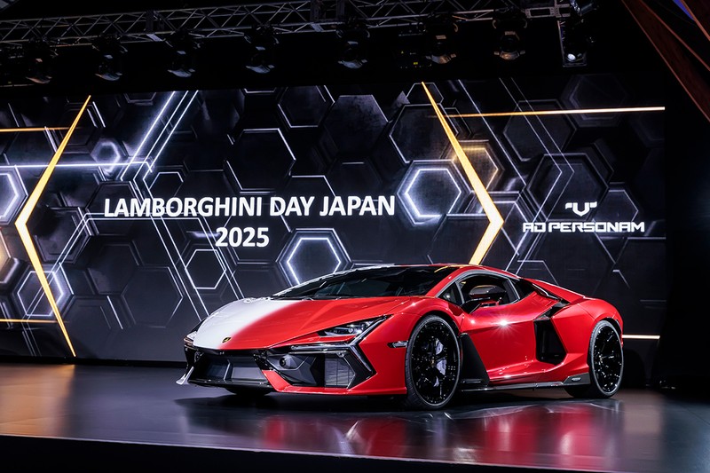 ランボルギーニのカスタマイズ・プログラムによって日本国旗を表現した特別仕様車 Revuelto Ad Personam（レヴエルト・アド・ペルソナム）