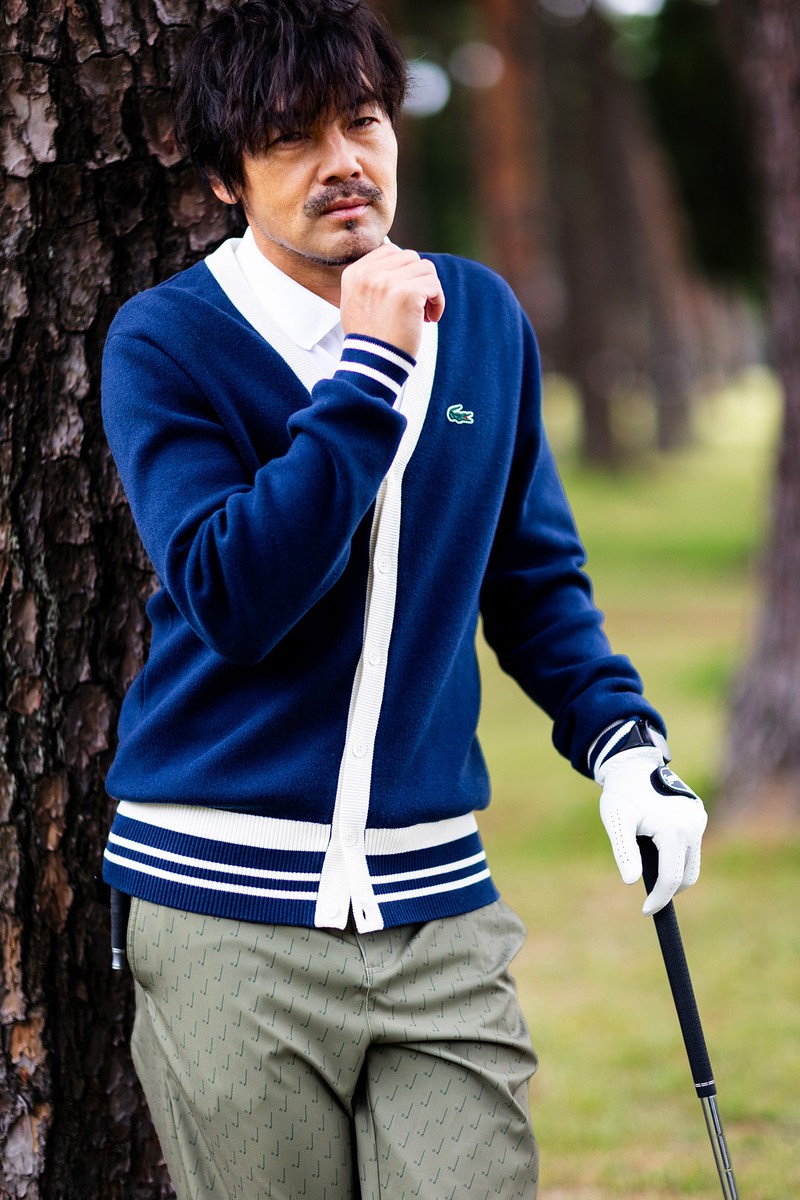 松井大輔　「ザ・ゴルフクラブ竜ヶ崎」　カーディガン2万6400円、ポロシャツ1万5400円、パンツ2万5300円／ラコステ（ラコステお客様センター）