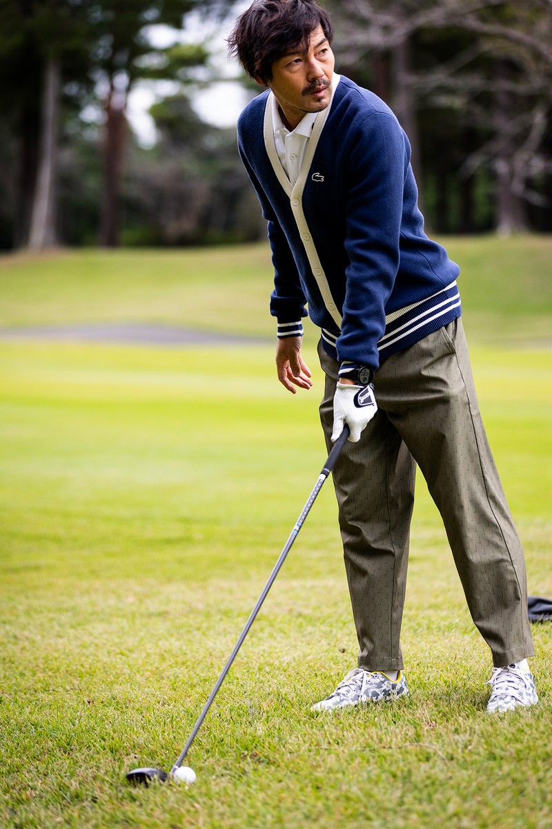 松井大輔　「ザ・ゴルフクラブ竜ヶ崎」　カーディガン2万6400円、ポロシャツ1万5400円、パンツ2万5300円／ラコステ（ラコステお客様センター）