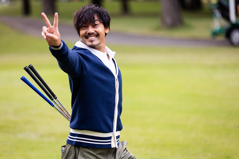 松井大輔　「ザ・ゴルフクラブ竜ヶ崎」　カーディガン2万6400円、ポロシャツ1万5400円、パンツ2万5300円／ラコステ（ラコステお客様センター）