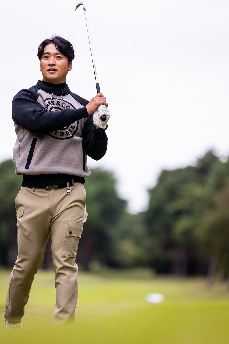 武田 竜　「ザ・ゴルフクラブ竜ヶ崎」　プルオーバー7万1500円、ポロシャツ2万9700円、パンツ5万8300円／マーク＆ロナ （マーク＆ロナ 青山店）