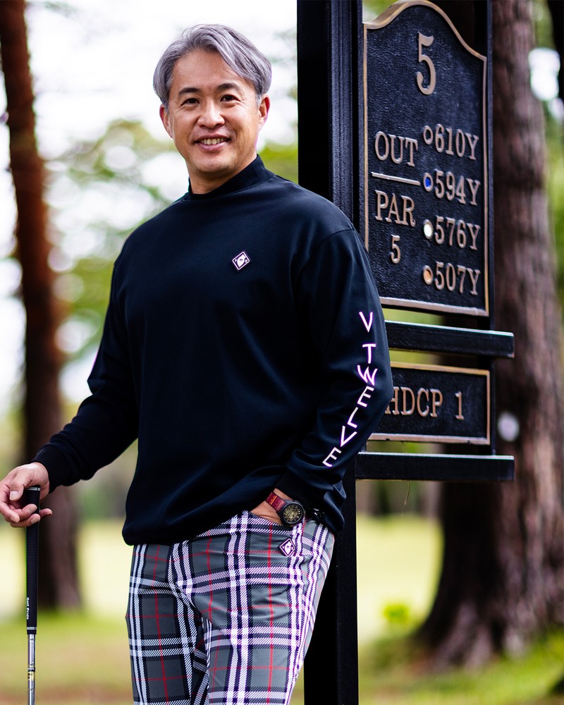 五十嵐亮太　「ザ・ゴルフクラブ竜ヶ崎」　モックネックシャツ2万2000円、パンツ2万9700円／V12（V12 カスタマーセンター）