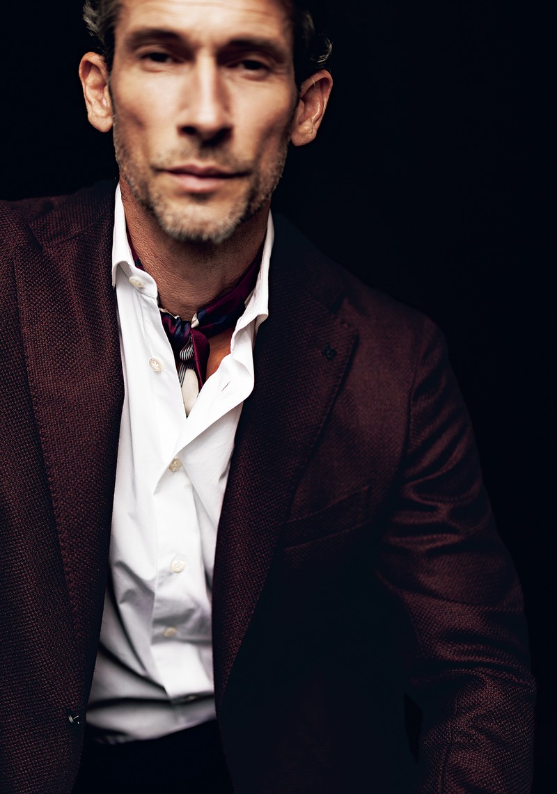 ジャケット13万9700円、パンツ5万600円／ともにタリアトーレ（トレメッツォ）、シャツ3万9600円／ラルディーニ（トヨダトレーディング プレスルーム）、スカーフ1万9800円／ステファノ カウ（バインドピーアール）