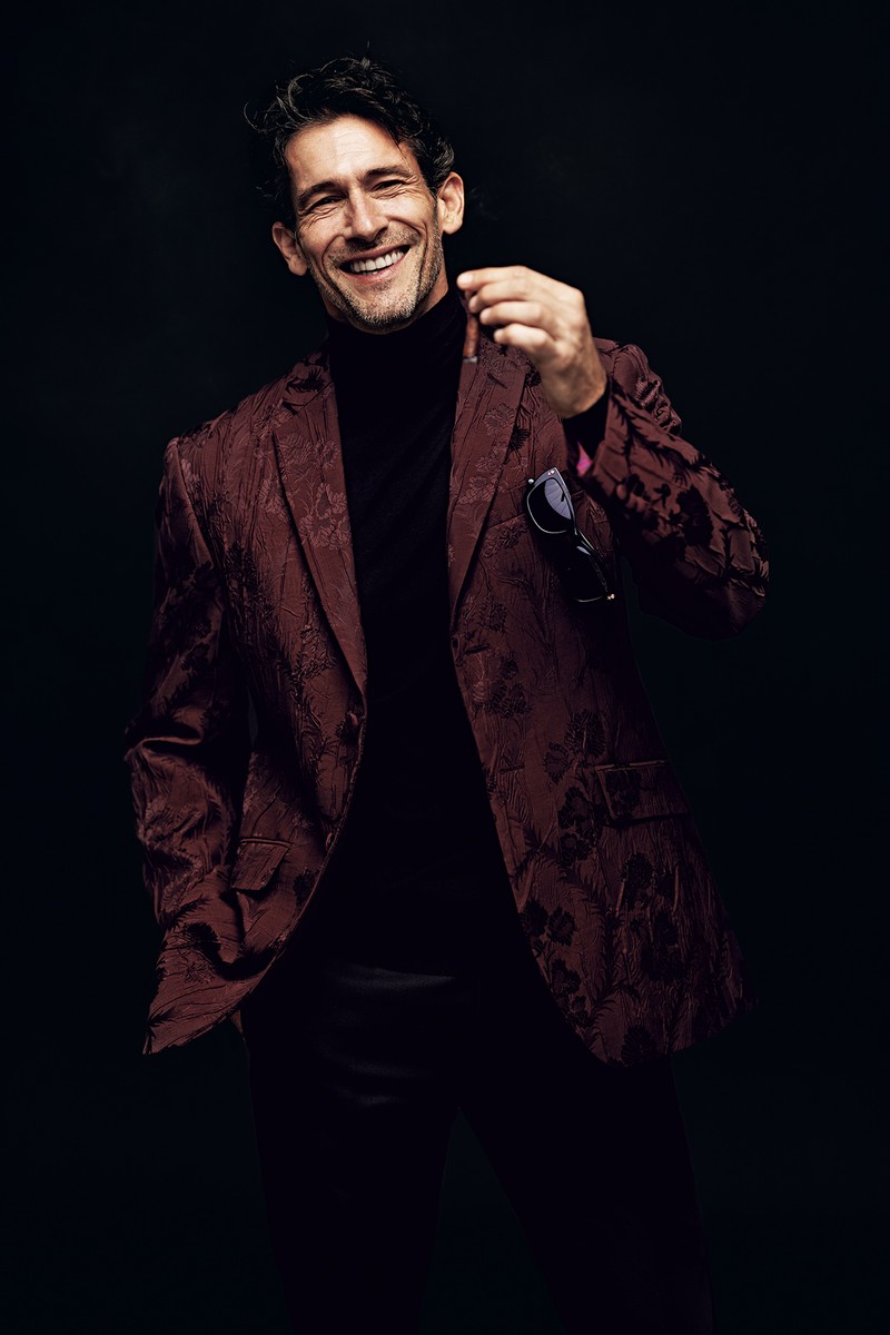 ジャケット48万2900円、ニット17万500円、パンツ22万円、サングラス4万656円／すべてエトロ（エトロ ジャパン）