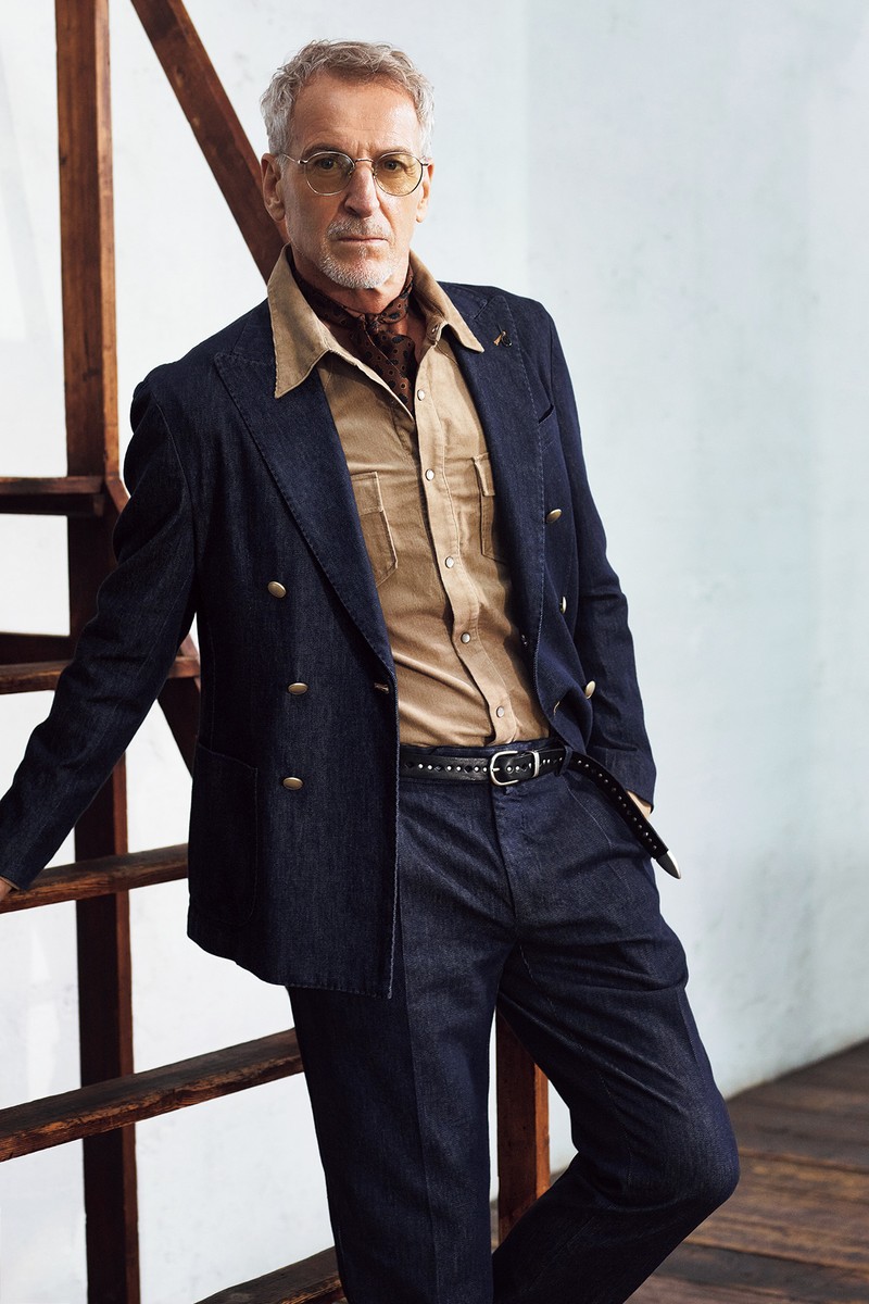 シャツ2万8600円／ティーエムティー、スカーフ2万7500円／アット ヴァンヌッチ、ベルト2万2000円／エクスクルーシブクリエーション、サングラス3万7400円／ウェイティング フォー ザ サン（すべて買えるLEON）