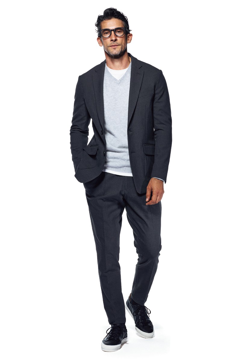 ニット5万8300円／アタッチメント、Tシャツ1万7050円／エムバイ、メガネ3万5200円／アイヴォル、シューズ2万7500円／スピングル（すべて買えるLEON）