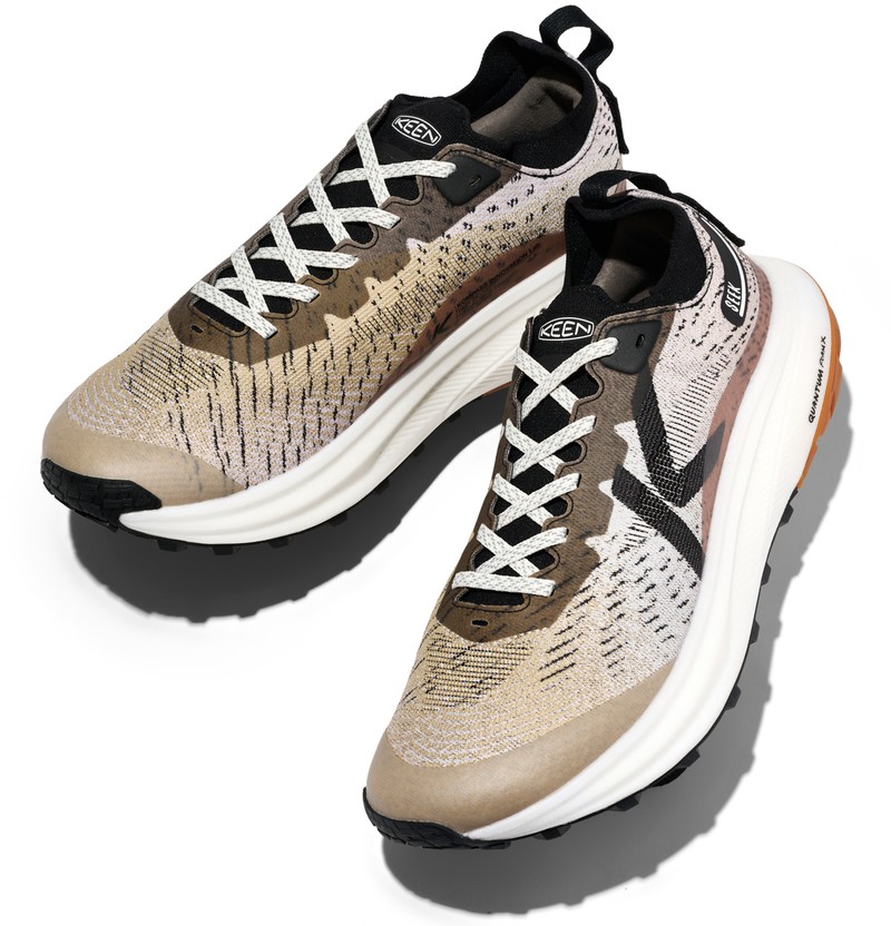 スニーカー、ブラウン、着こなし、コーデ