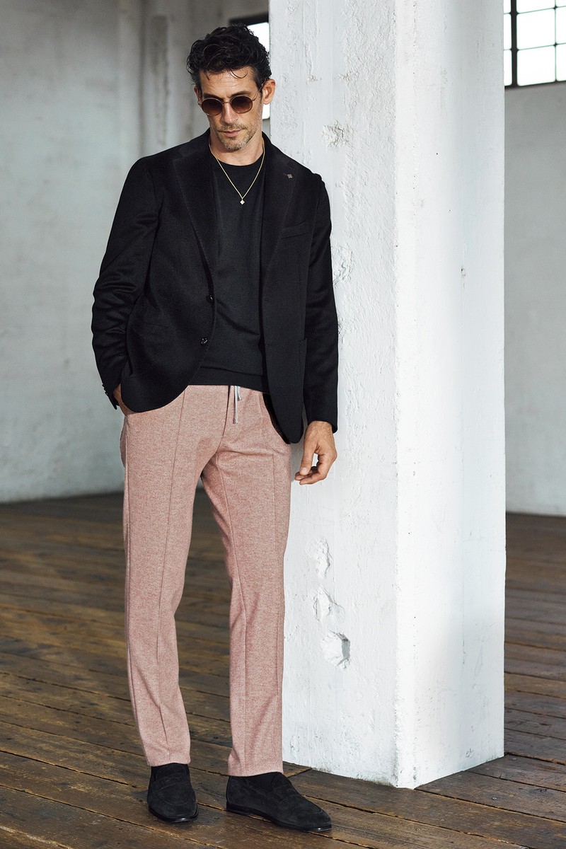 ジャケット25万1900円／タリアトーレ、ニット5万600円／ジョン スメドレー、ネックレス46万2000円／エクスポジション、サングラス3万8500円／ウェイティング フォー ザ サン、シューズ7万1500円／ヴェラスカ（すべて買えるLEON）