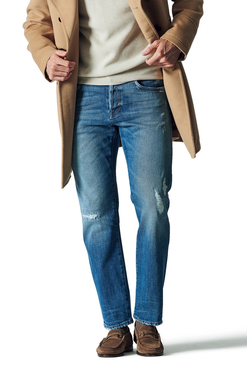 コート38万5000円／シーラップ、ニット16万7200円／ブリオーニ、シューズ7万4800円／ヴェラスカ（すべて買えるLEON）