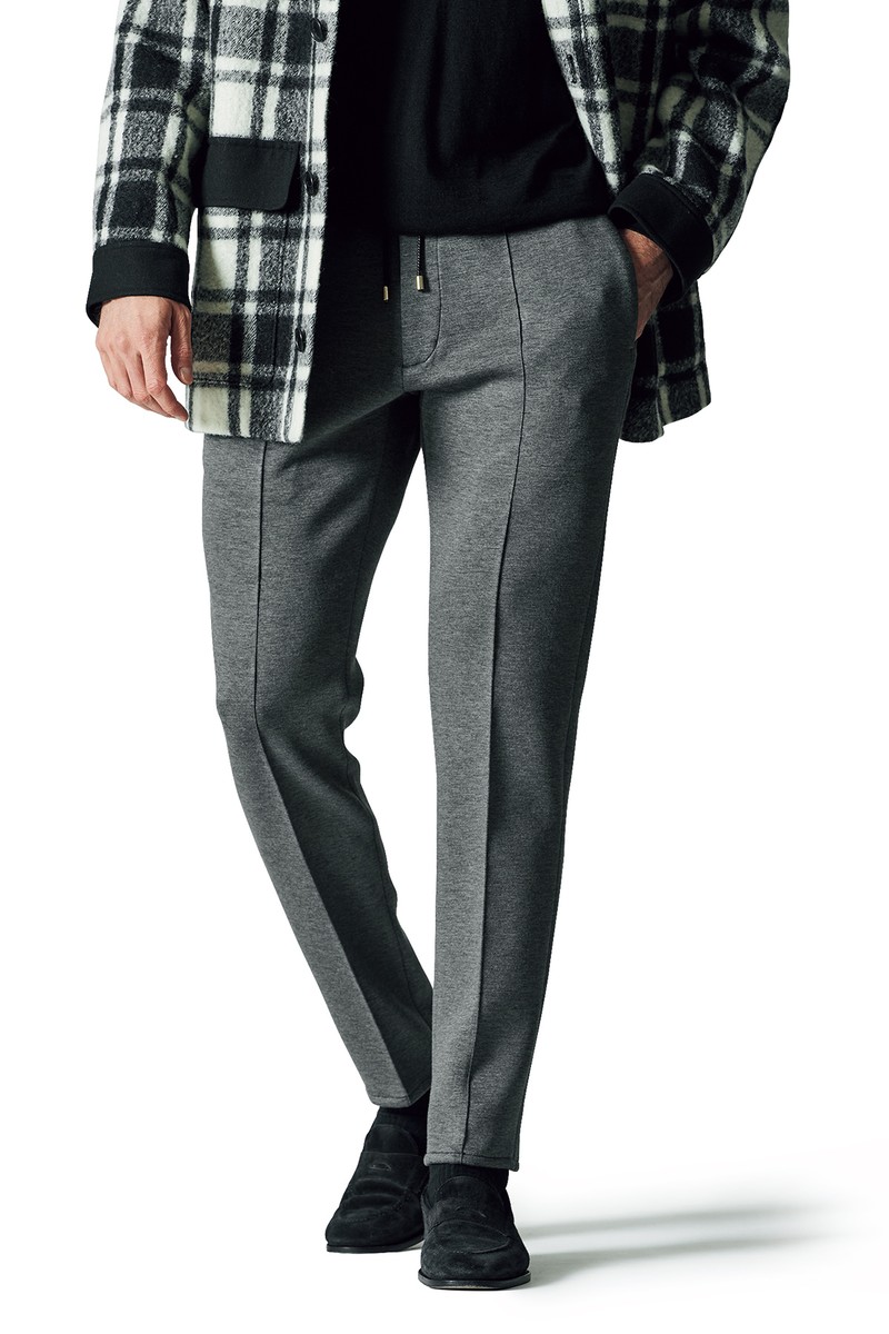 アウター33万円／タエアシダ、ニット5万1700円／ジョン スメドレー、シューズ7万1500円／ヴェラスカ（すべて買えるLEON）