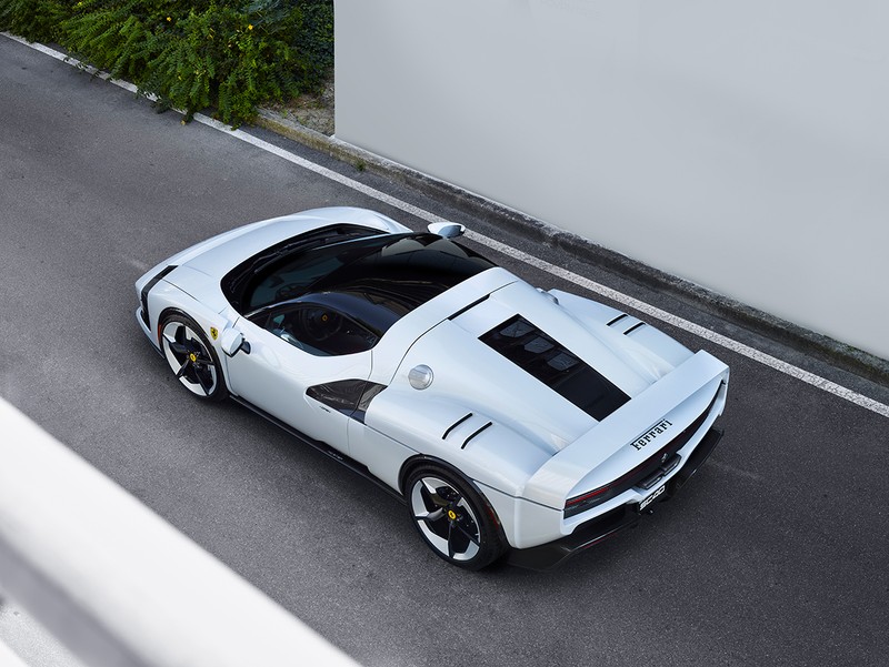 白系のボディとダークなガラス部分などモノトーンのコントラストが印象的。