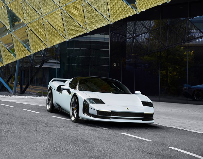 ヘッドランプまわりやチンスポイラーの意匠などは最新のフェラーリの文法どおり。