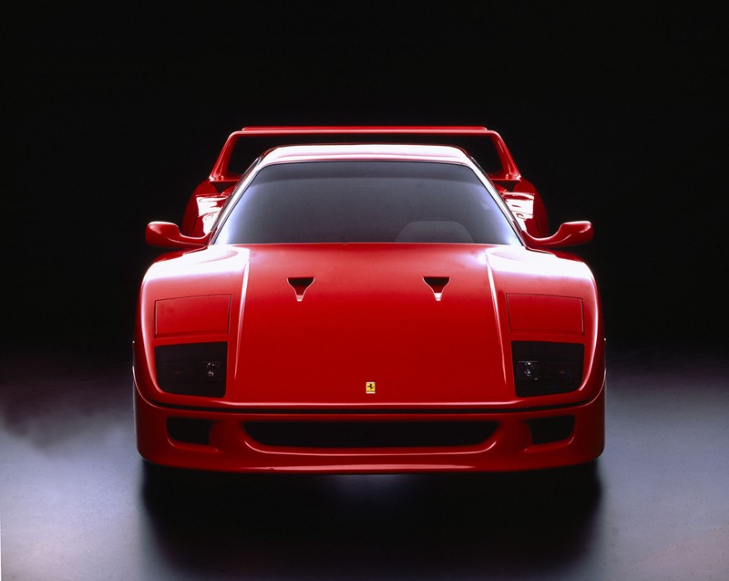 エアを室内に導入するNACA型エアダクトが目をひくF40のボンネット。