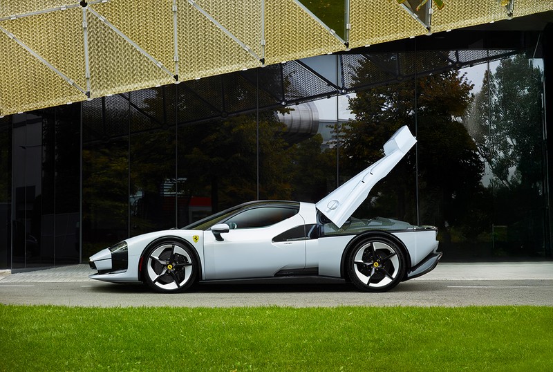 エンジンの整備性のよさがサーキット走行を常に視野に入れているフェラーリの特徴。