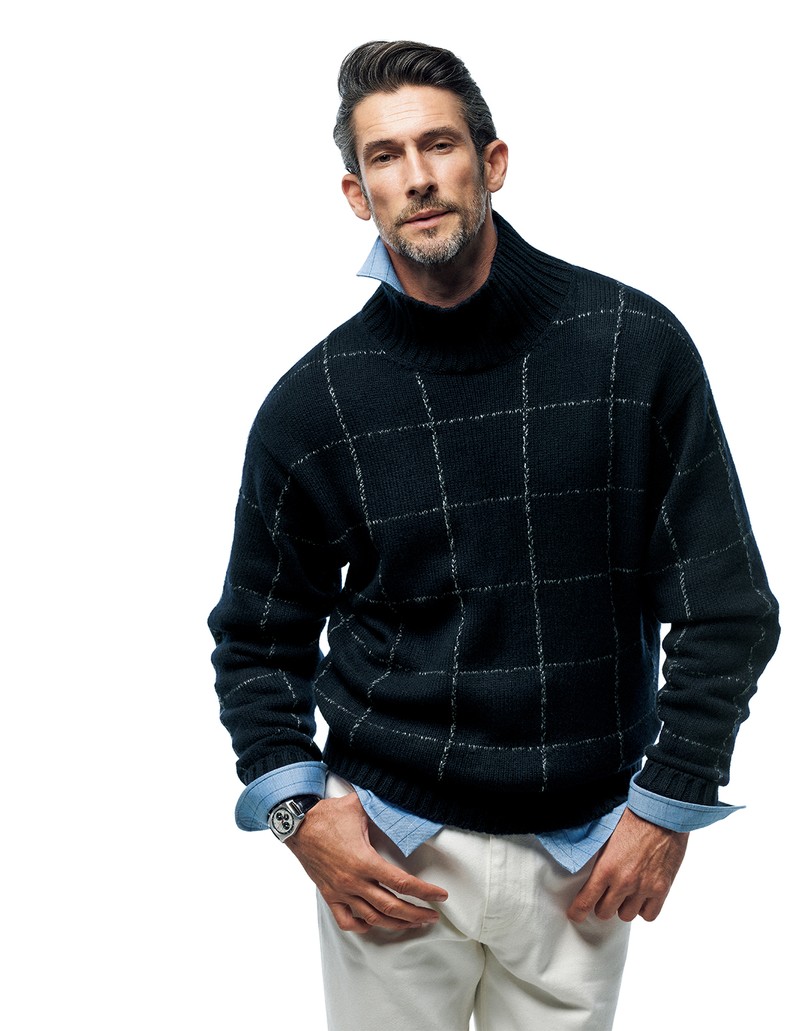 ニット39万3800円、シャツ10万7800円、パンツ12万2100円／すべてダンヒル、時計121万2200円／ゼニス