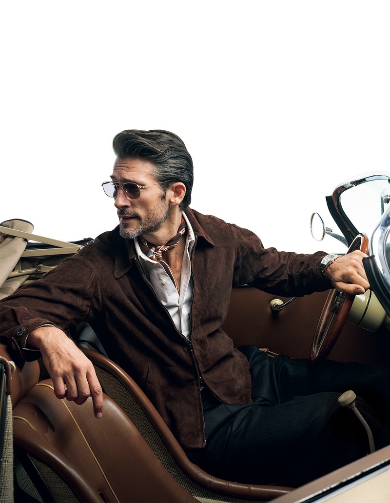 イタリアンメイドの仕立ての良さ ヴィンテージのフライトジャケットをデザインソースとし、イタリアのレザーファクトリーが仕立てた一着。キメの細かいラムスキンスエードがリッチな味わいを演出してくれます。ブルゾン22万円、シャツ2万7500円、スカーフ1万6500円／すべてポール・スチュアート（ポール・スチュアート青山本店）、パンツ6万8200円／ピーティートリノ（PT JAPAN）、サングラス5万3900円／E5　アイヴァン（アイヴァン PR）、時計129万300円／ゼニス