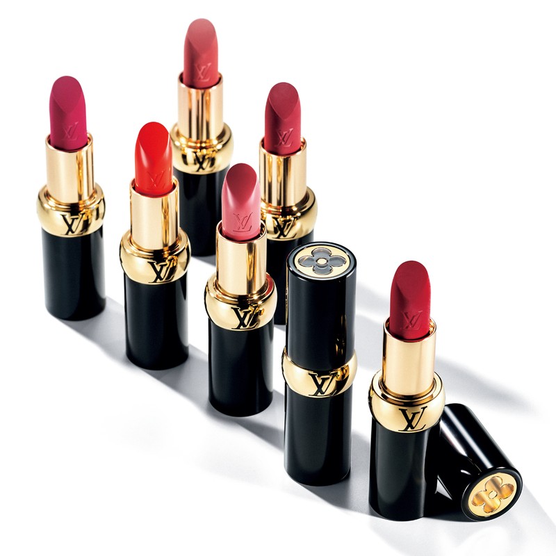 接近戦で香る、魅惑のリップスティック ルイ・ヴィトンより、パット・マクグラス氏が手がけるビューティ・コレクションが登場。「LV」がローマ数字で55を意味するのにちなみ、カラー展開は55色。サテンカラーとマットカラーという仕上がりの異なるふたつの質感が揃います。うるおいを与えるシアバターとヒアルロン酸を豊富に配合しているため、快適なつけ心地を実現。いつでも準備OK！な口元が叶います。［右からLV ルージュ 854,203,200,105,601,307］各2万3100円／ラ・ボーテ ルイ・ヴィトン（ルイ・ヴィトン クライアントサービス）