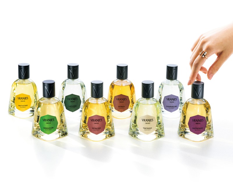 フィレンツェの情景を香りにした全８ラインナップ 左から、スパイスが目覚めを誘う「マットゥティーノ」（No.1[6:00]）、木陰でシダーウッド香る「メリッジャーレ」（No.2[11:00]）、トスカーナの丘を思わせる「カポジーロ」（No.3[13:00]）、花々が咲き誇る「ペタローゾ」（No.4[15:00]）、妖艶なイタリアンレザーの香り「イントリーゴ」（No.5[16:30]）、グラスが触れ合うアペタイムの「ティンティンニーオ」（No.6[18:00]）、影の色気を纏った「キアロスクーロ」（No.7[20:30]）、そして夜を艶やかに染める「ノッテテンポ」（No.8[1:00]）。一日の移ろいを香りとして纏えば、ふたりの旅の思い出だってみずみずしく蘇ります。ラインナップは写真の100mlに加え、40ml、15ml、ディスカバリーキット（8本セット）の全4種。フレグランス[100ml]各3万1900円／ドットール・ヴラニエス フィレンツェ（ドットール・ヴラニエス ジャパン）、リング15万8400円／ヒロタカ（ヒロタカ 表参道ヒルズ）
