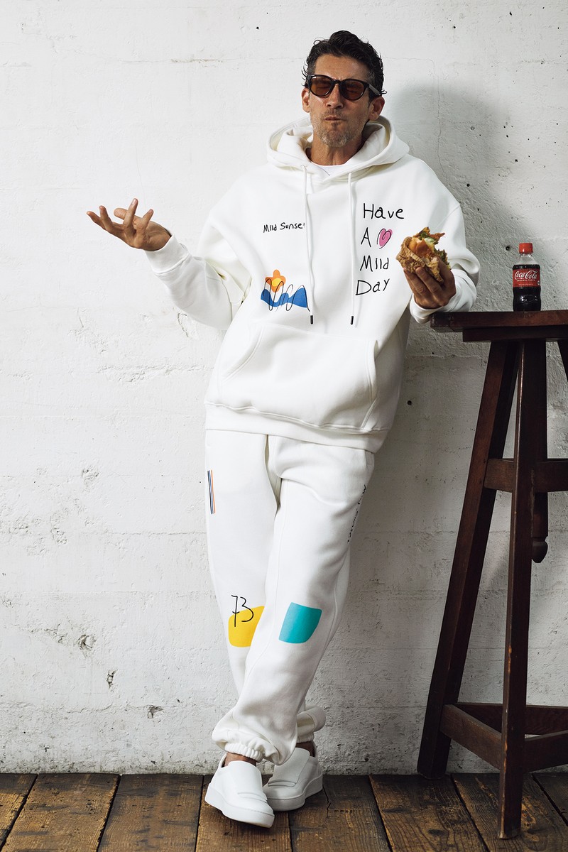 シューズ11万9900円/セルジオ ロッシ、サングラス3万6300円/アイヴォル(ともに買えるLEON)