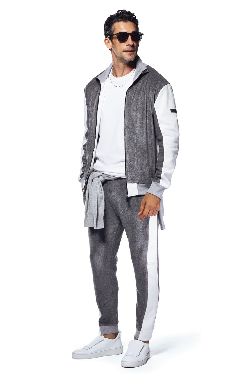 Tシャツ1万7050円／エムバイ、ニット6万3800円／アタッチメント、サングラス3万7400円／ロッツァ、ネックレス7万9200円／パンカデリック、シューズ11万9900円／セルジオ ロッシ（すべて買えるLEON）