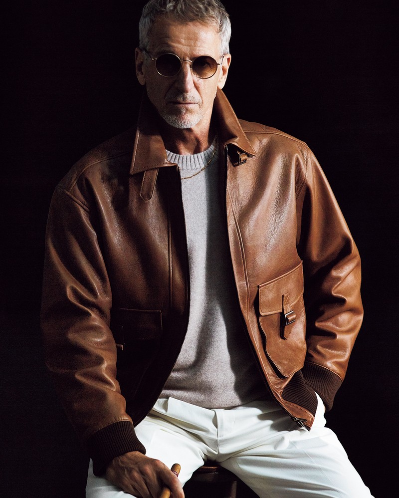 ニット5万8300円／ドンリー、パンツ13万2000円／ブリオーニ、サングラス3万8500円／ウェイティング フォー ザ サン、ネックレス7万9200円／パンカデリック（すべて買えるLEON）