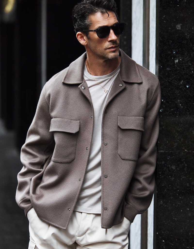 Tシャツ4万4000円、パンツ6万9300円／ともにヘルノ、サングラス3万7400円／ロッツァ、ネックレス87万4500円／ダミアーニ（すべて買えるLEON）